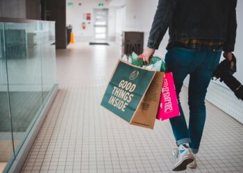 Macy’s (M) Targets High-Income Shoppers as 50% of Customers Earn $100K+