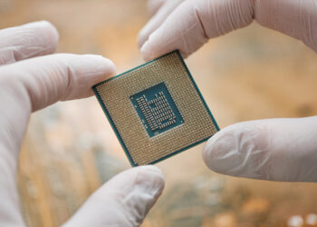 Applied Materials (AMAT) Surges 39% in 2025 Despite $600M Export Hit