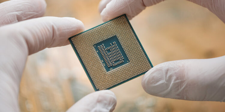 Applied Materials (AMAT) Surges 39% in 2025 Despite $600M Export Hit