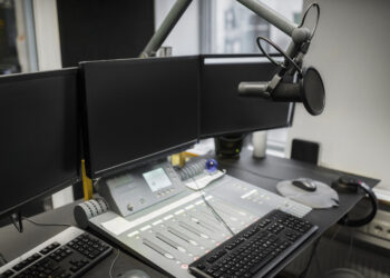 Analyst Consensus for Sirius XM (SIRI) Remains ‘Hold’ with $24.29 Target as Growth Story Falters