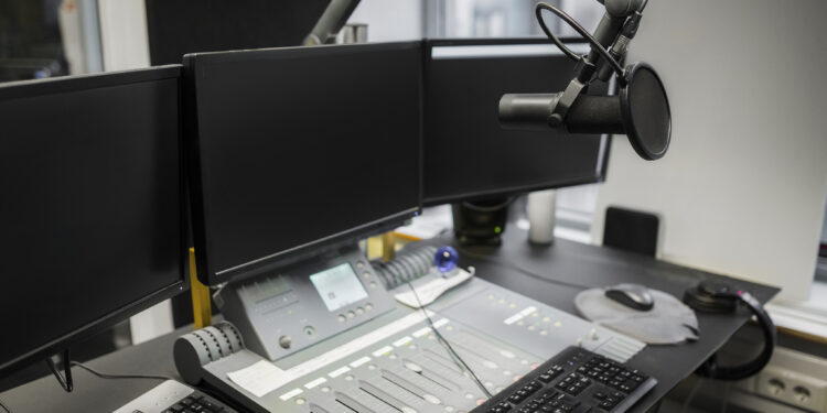 Analyst Consensus for Sirius XM (SIRI) Remains ‘Hold’ with $24.29 Target as Growth Story Falters