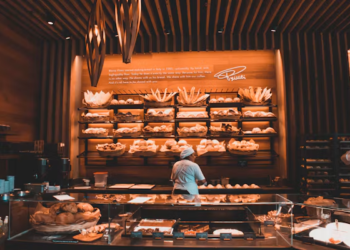 Flowers Foods (FLO) Cuts Earnings Outlook as Sales Fall 4% but Could Bread Demand Bounce Back?